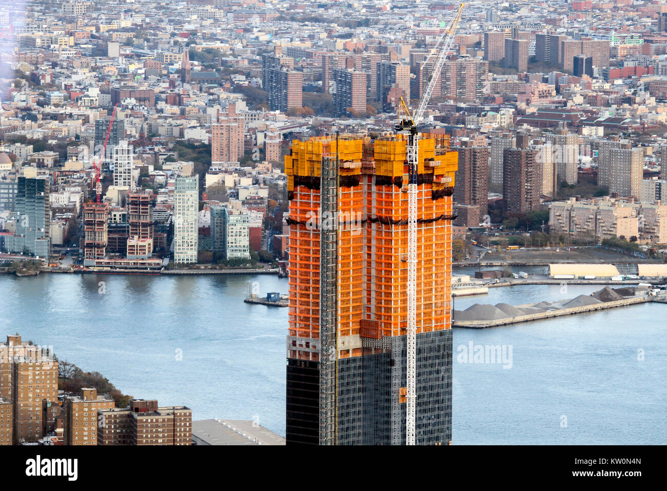 Una vista di una piazza di Manhattan, un lussuoso edificio di condomini in costruzione a 252 South Street, da un osservatorio mondiale, One World Trade Center, Ne Foto Stock