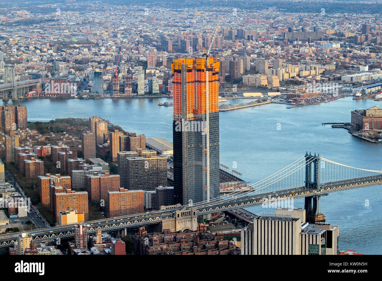 Una vista di una piazza di Manhattan, un lussuoso edificio di condomini in costruzione a 252 South Street nel Lower East Side, da One World Trade Center Foto Stock