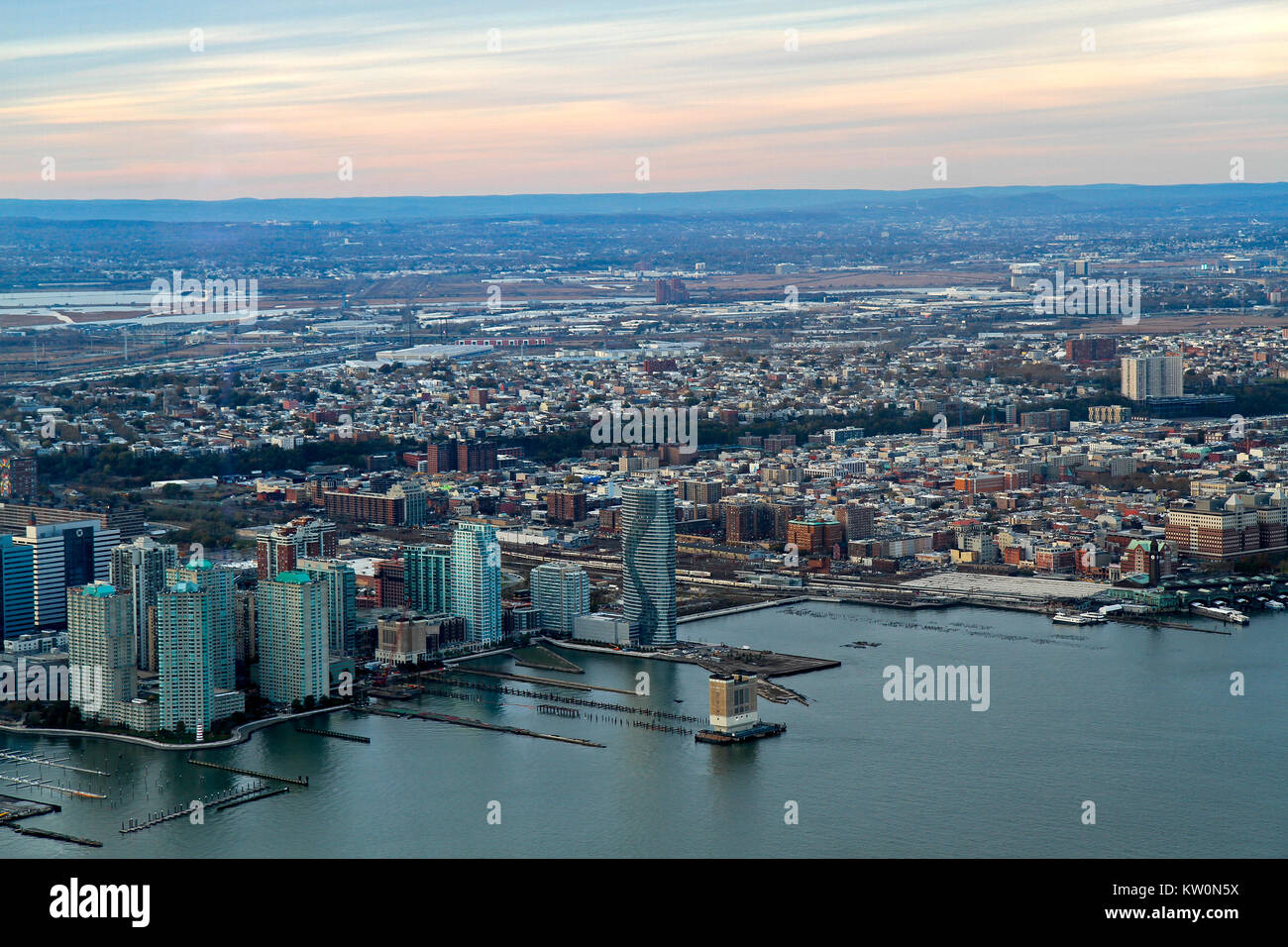 Una vista verso la città di Jersey, New Jersey, da un osservatorio mondiale, One World Trade Center, New York New York, Stati Uniti Foto Stock
