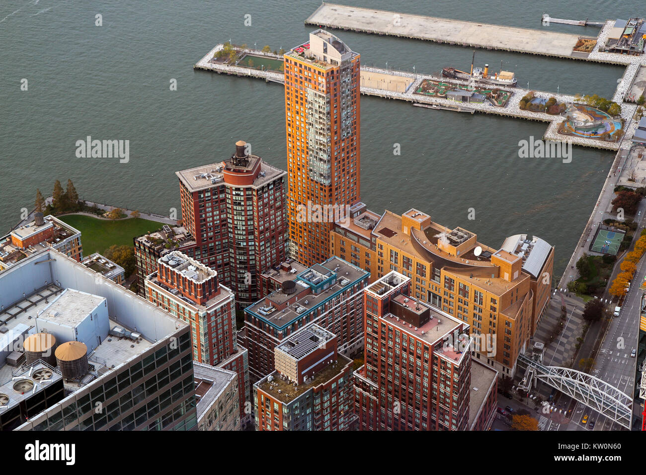 Una vista degli edifici sul Fiume Hudson da One World Observatory, One World Trade Center, Manhattan, New York New York Foto Stock