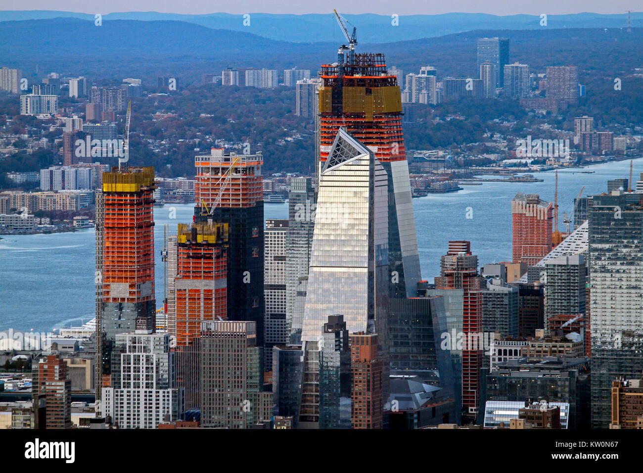 Un teleobiettivo con vista di nuova costruzione vicino al Fiume Hudson vista da un osservatorio mondiale, One World Trade Center, New York New York, Stati Uniti Foto Stock