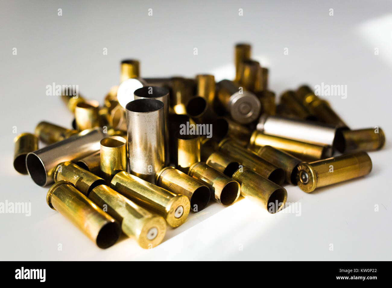 Bullet gusci su uno sfondo bianco Full Metal Jacket Foto Stock