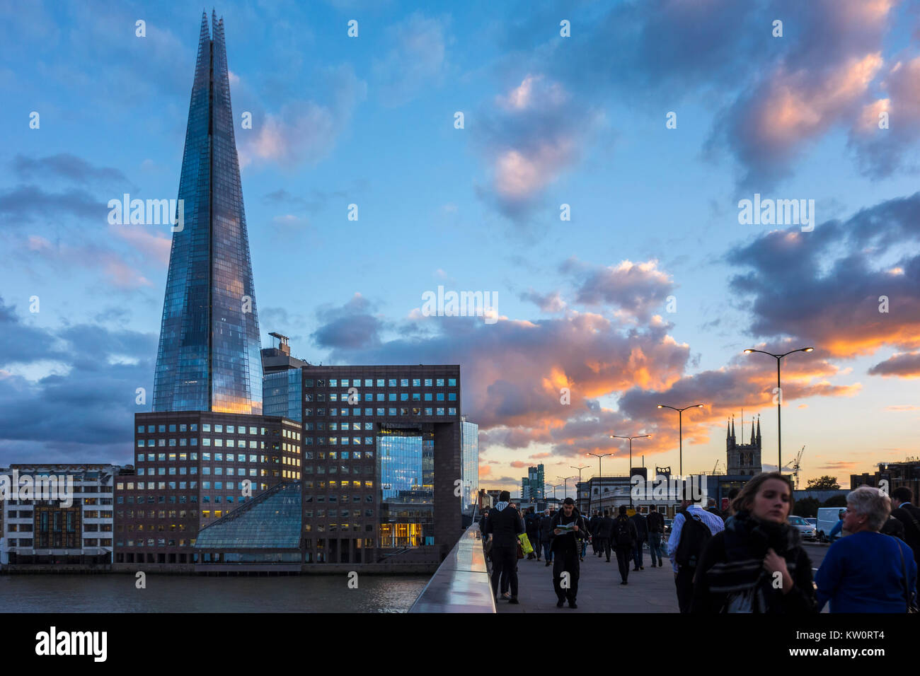 La sera al tramonto tramonto vista sul Ponte di Londra che guarda verso la Shard e Londra southbank skyline Foto Stock