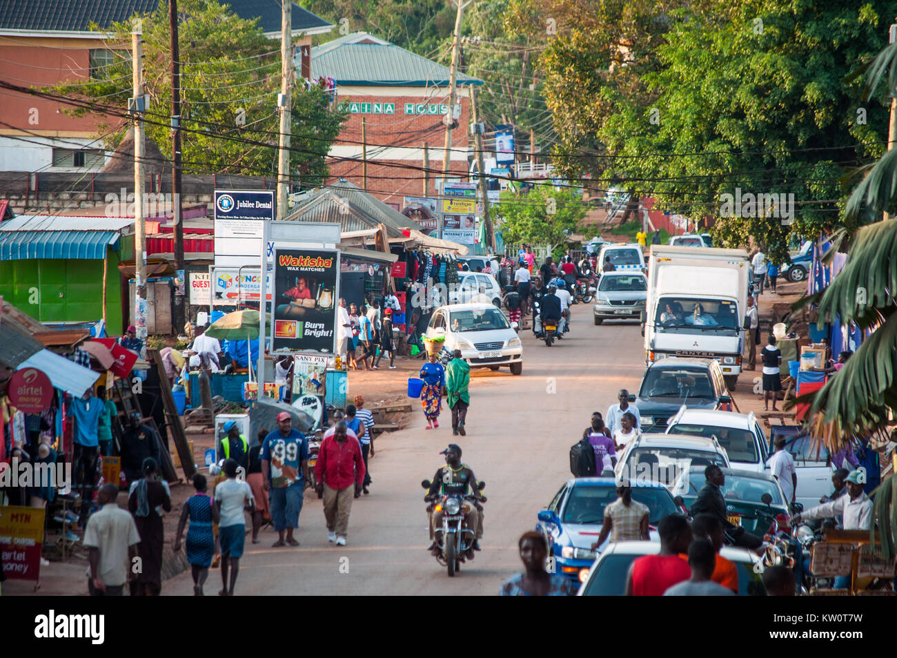 Kiwafu scena stradale con il traffico locale, Kitoro distretto, Entebbe, Wakiso, Uganda Foto Stock