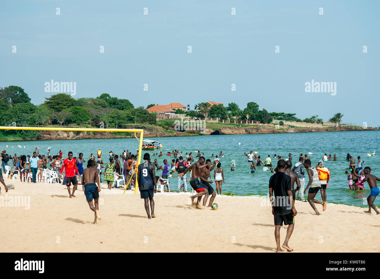 Calcio sulla spiaggia del Lido sul lago Victoria, Entebbe, Wakiso, Uganda Foto Stock
