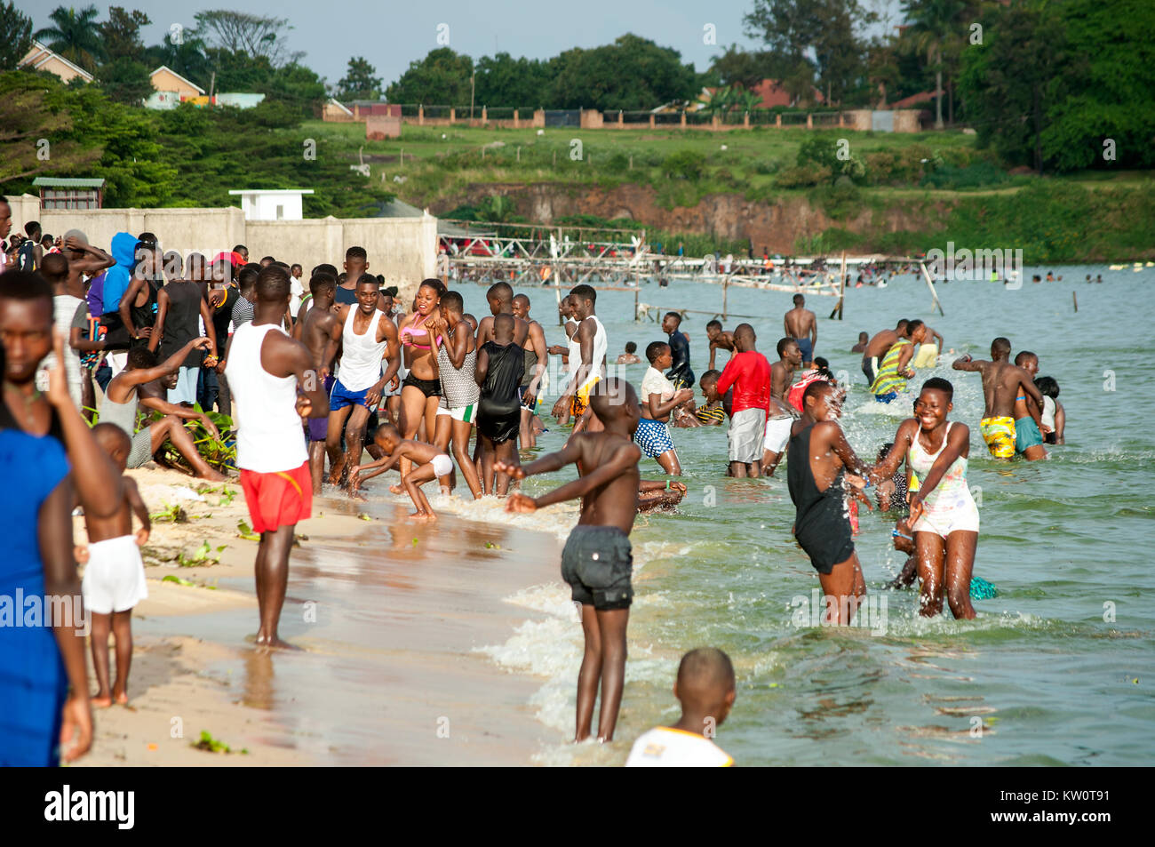 La gente sulla spiaggia del Lido sul lago Victoria, Entebbe, Wakiso, Uganda Foto Stock