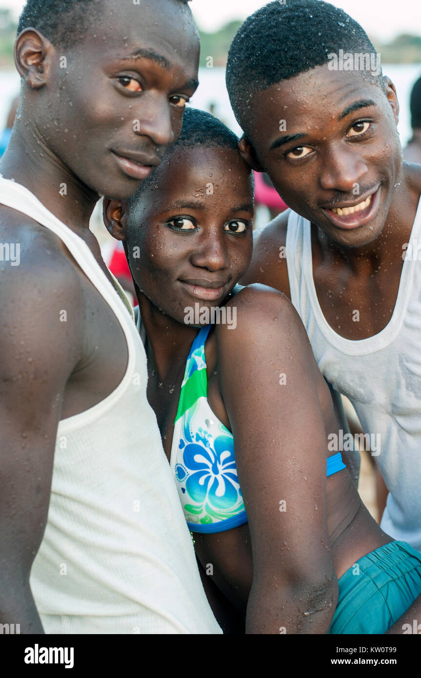 I giovani che posano per una foto sulla spiaggia del Lido sul lago Victoria, Entebbe, Wakiso, Uganda Foto Stock