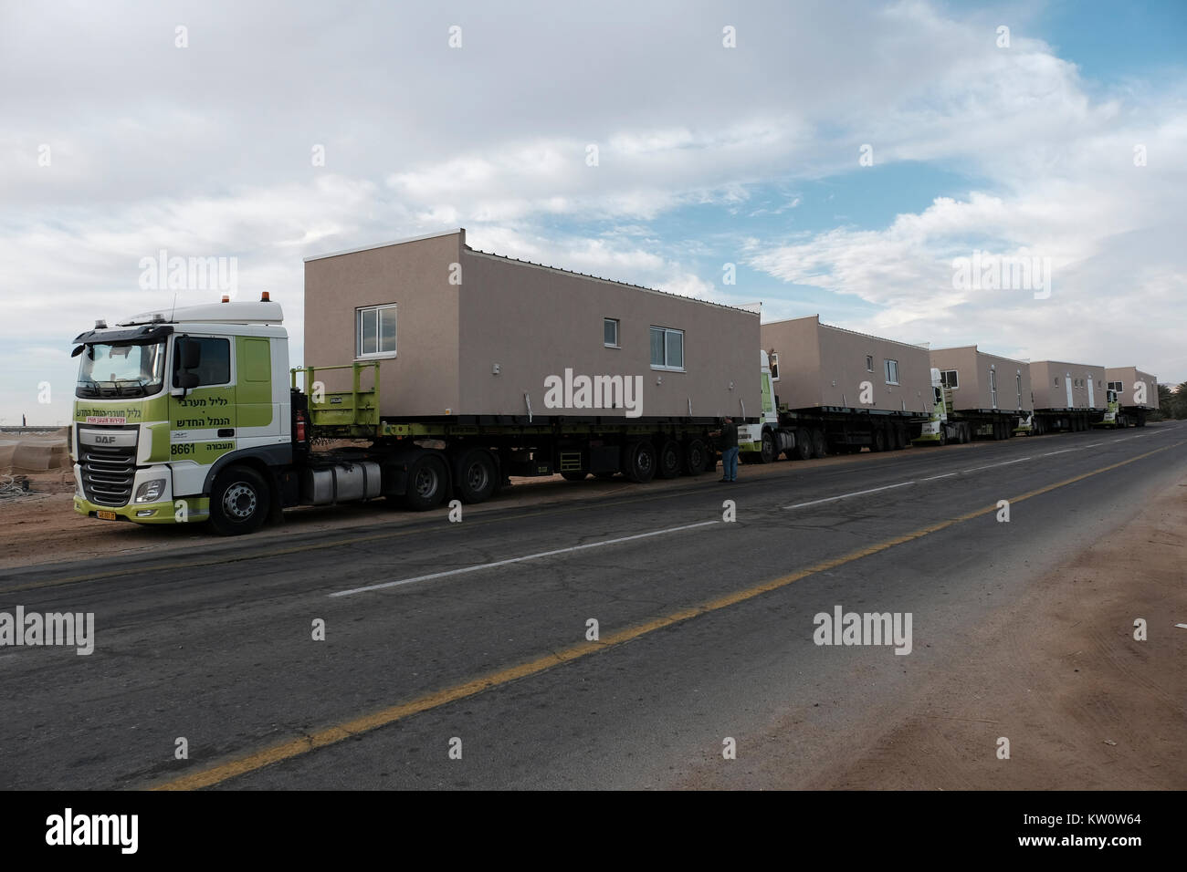 Un convoglio di camion che trasportano le case prefabbricate di nome in Israele caravillas un portmanteau delle parole caravan e villa. Caravanim sono talvolta utilizzati come economica case nel nuovo o estensioni di località esistenti all'interno di Israele. Lo stabilimento di caravanim disputata sulla terra da attivisti ebraica è considerato il primo passo verso la creazione di un insediamento israeliano. Nella sua fase iniziale di pochi caravanim, lo stabilimento è chiamato un 'avamposto.' come più i coloni si muovono in, lo stabilimento è aggiornato a un 'settlement'. Foto Stock