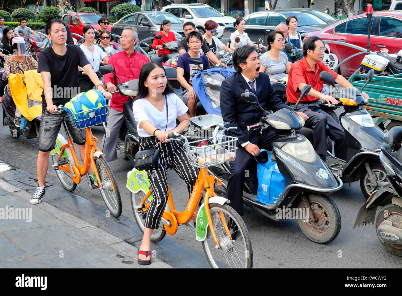 Città delle biciclette e scooter, Guilin, provincia di Guangxi, Cina Foto Stock