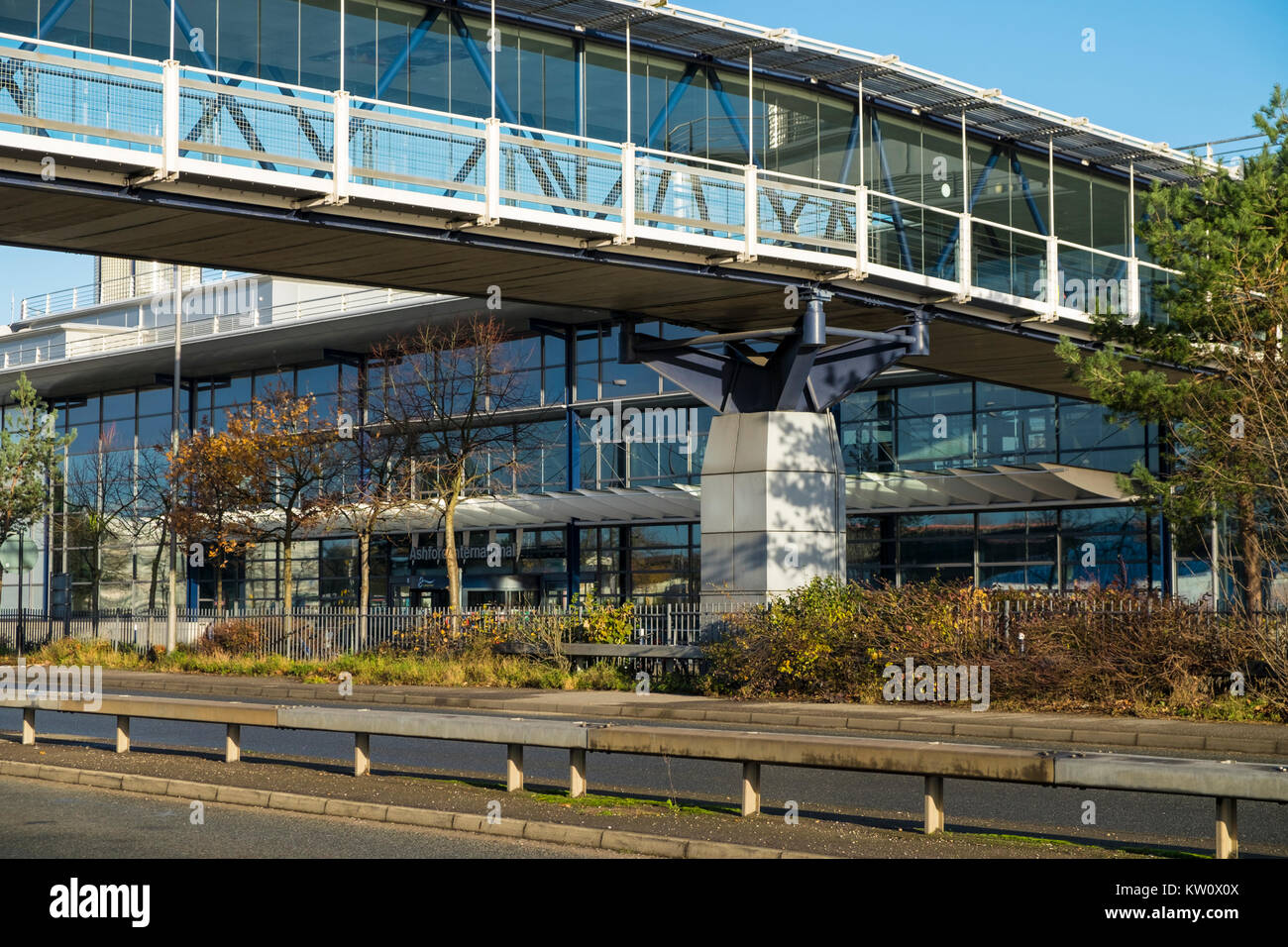 Edificio del Terminal dell'Eurostar Ashford International stazione ferroviaria e passerella aerea, Kent Foto Stock