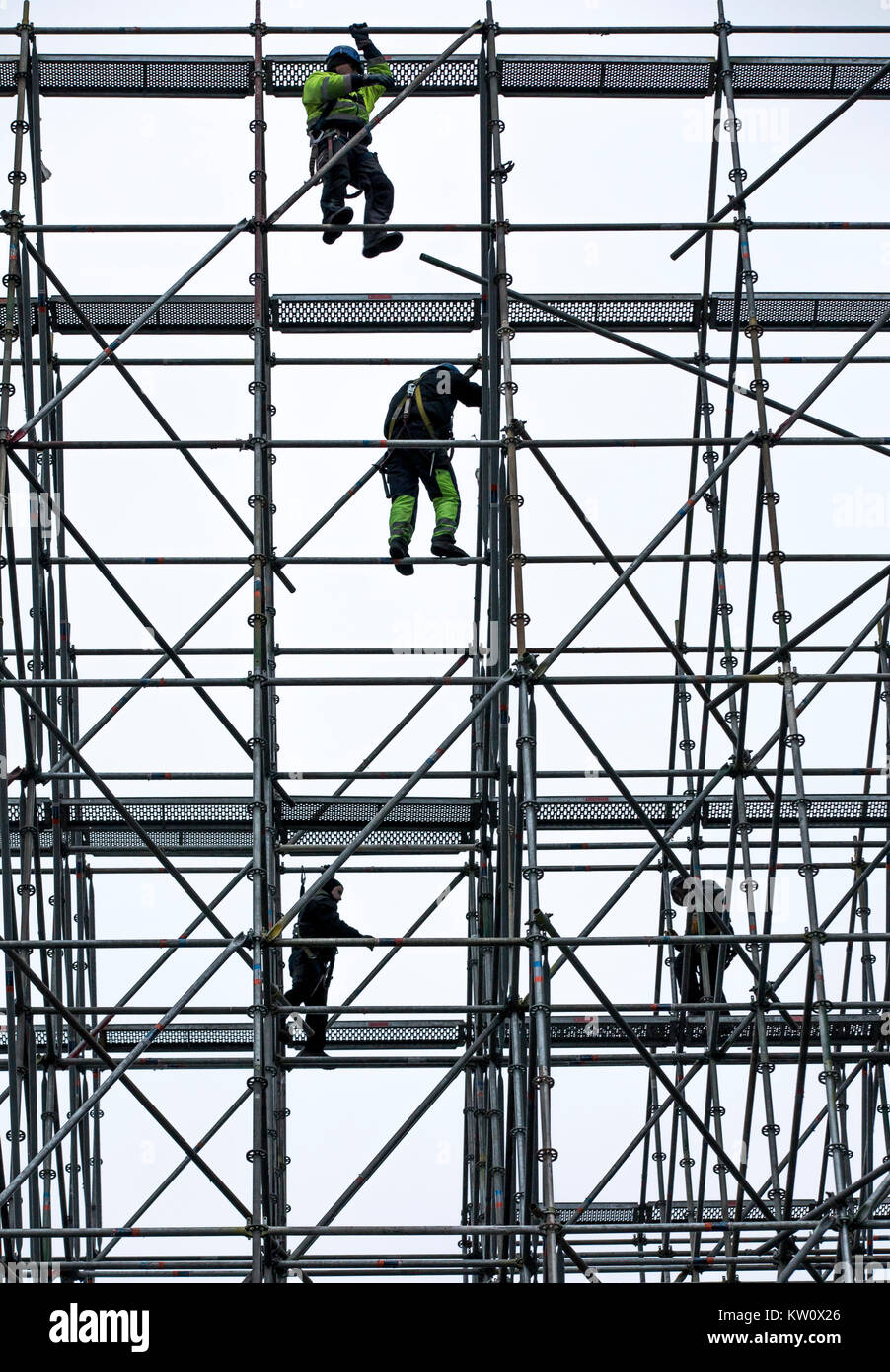 Scaffolders sul lavoro, la costruzione di un grande ponteggio, opera ad alta altitudine, Foto Stock