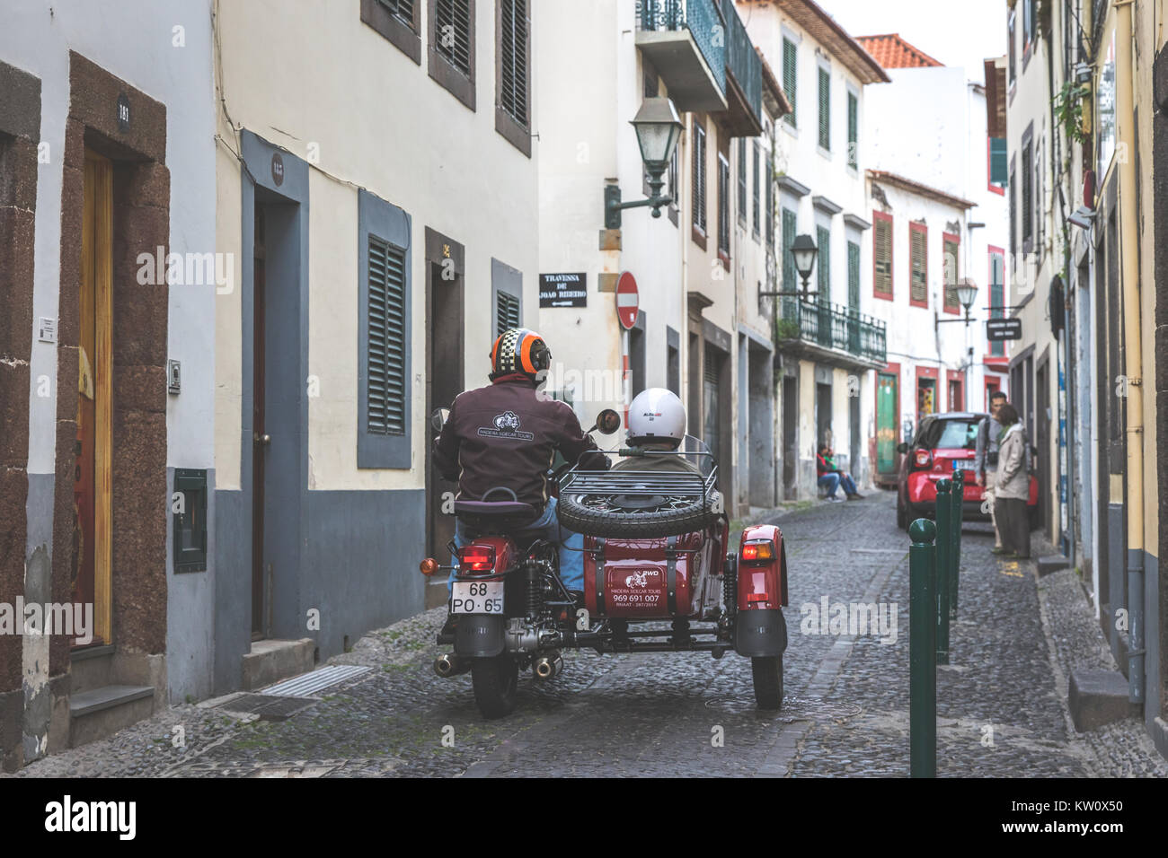 Un uomo e il passeggero in un lato auto nella Città Vecchia, Funchal, Madeira, Portogallo Foto Stock