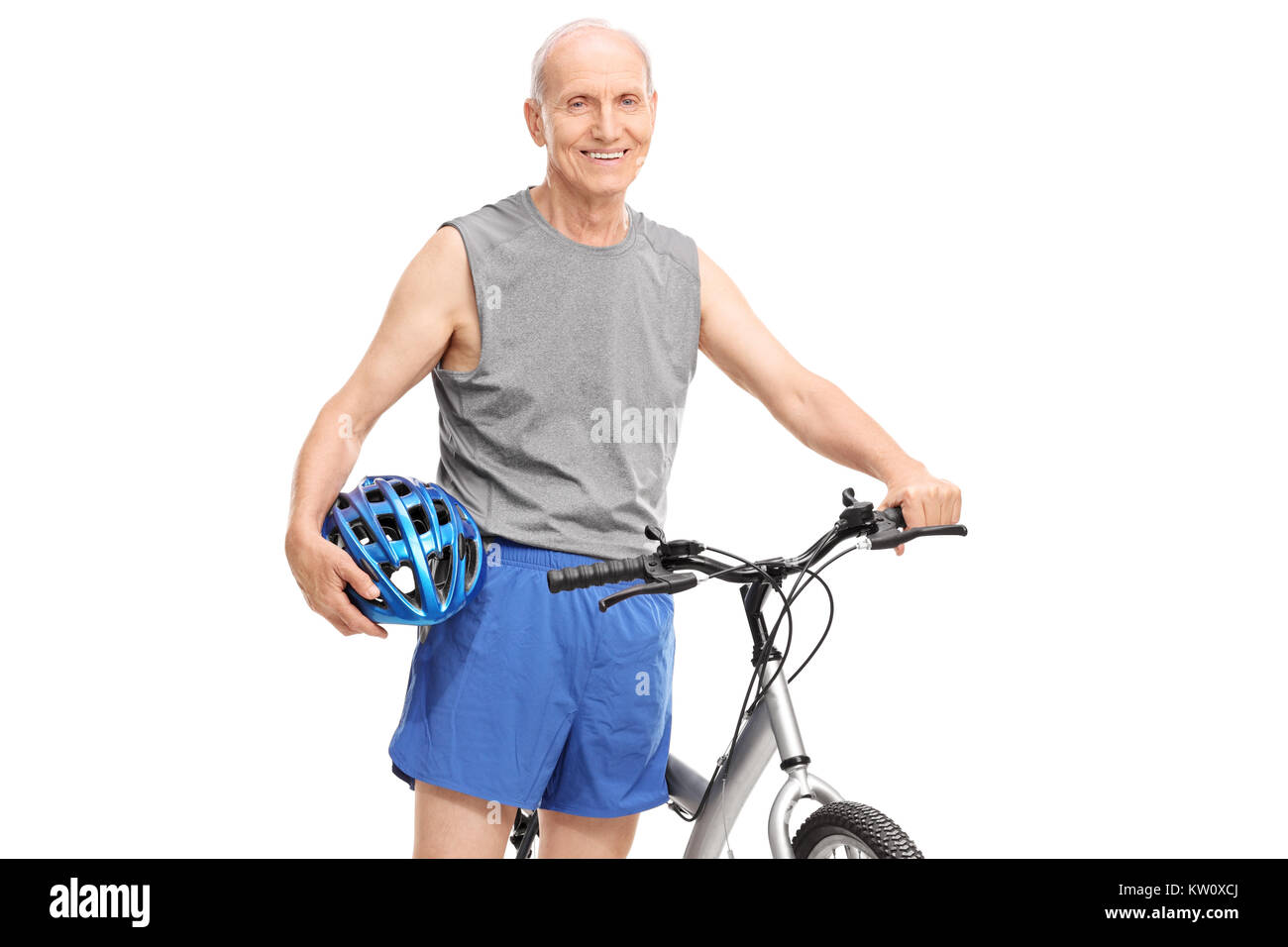 Uomo anziano con un casco sportivo e una bicicletta isolati su sfondo bianco Foto Stock