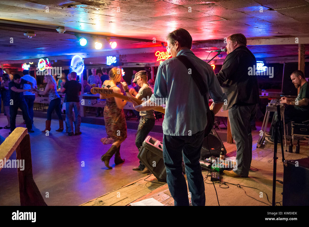 Austin, Texas - Giugno 13, 2014: Country music band che suona e la gente ballare in Broken Spoke dance hall di Austin, Texas, Stati Uniti d'America Foto Stock