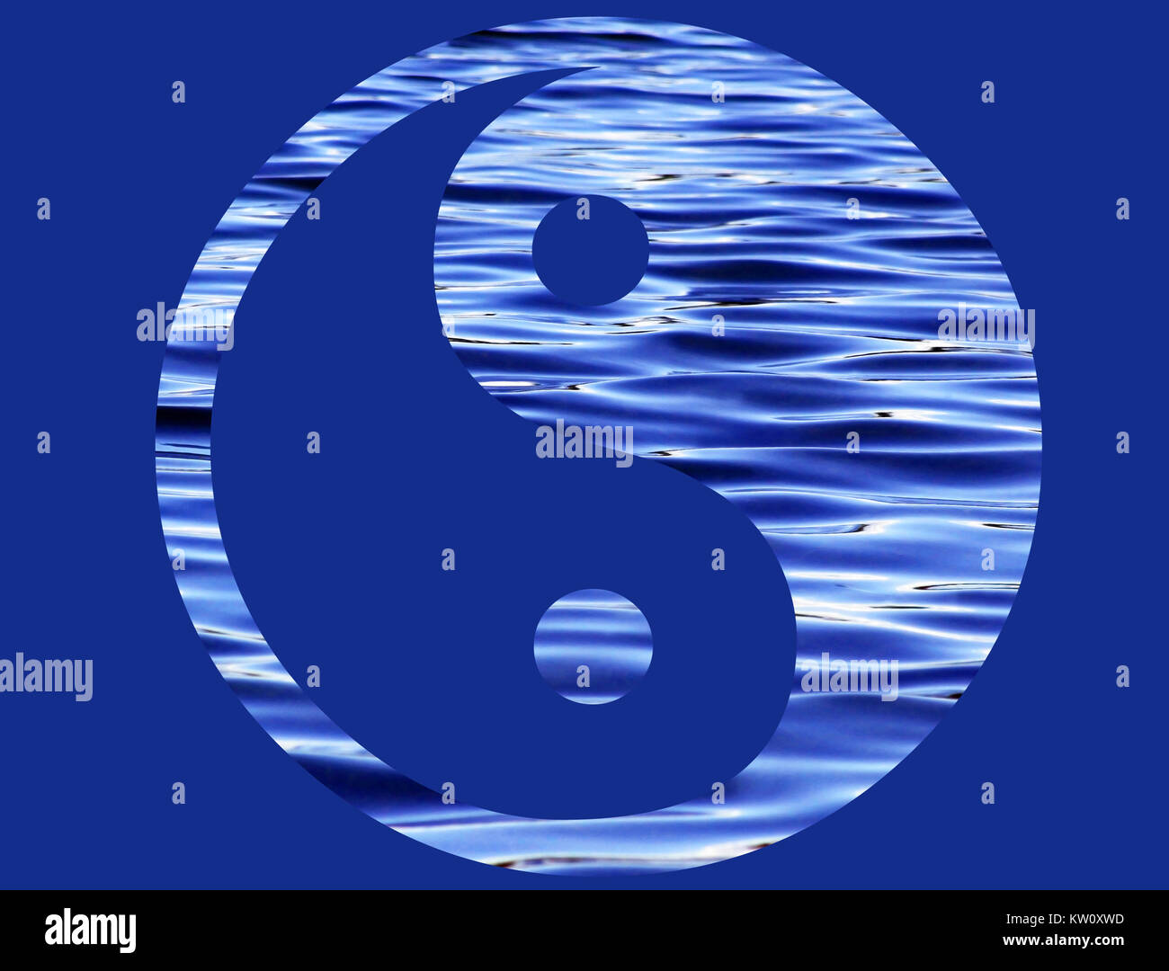 Yin Yang simbolo creato dalla bella acqua increspata isolata su uno sfondo blu scuro Foto Stock