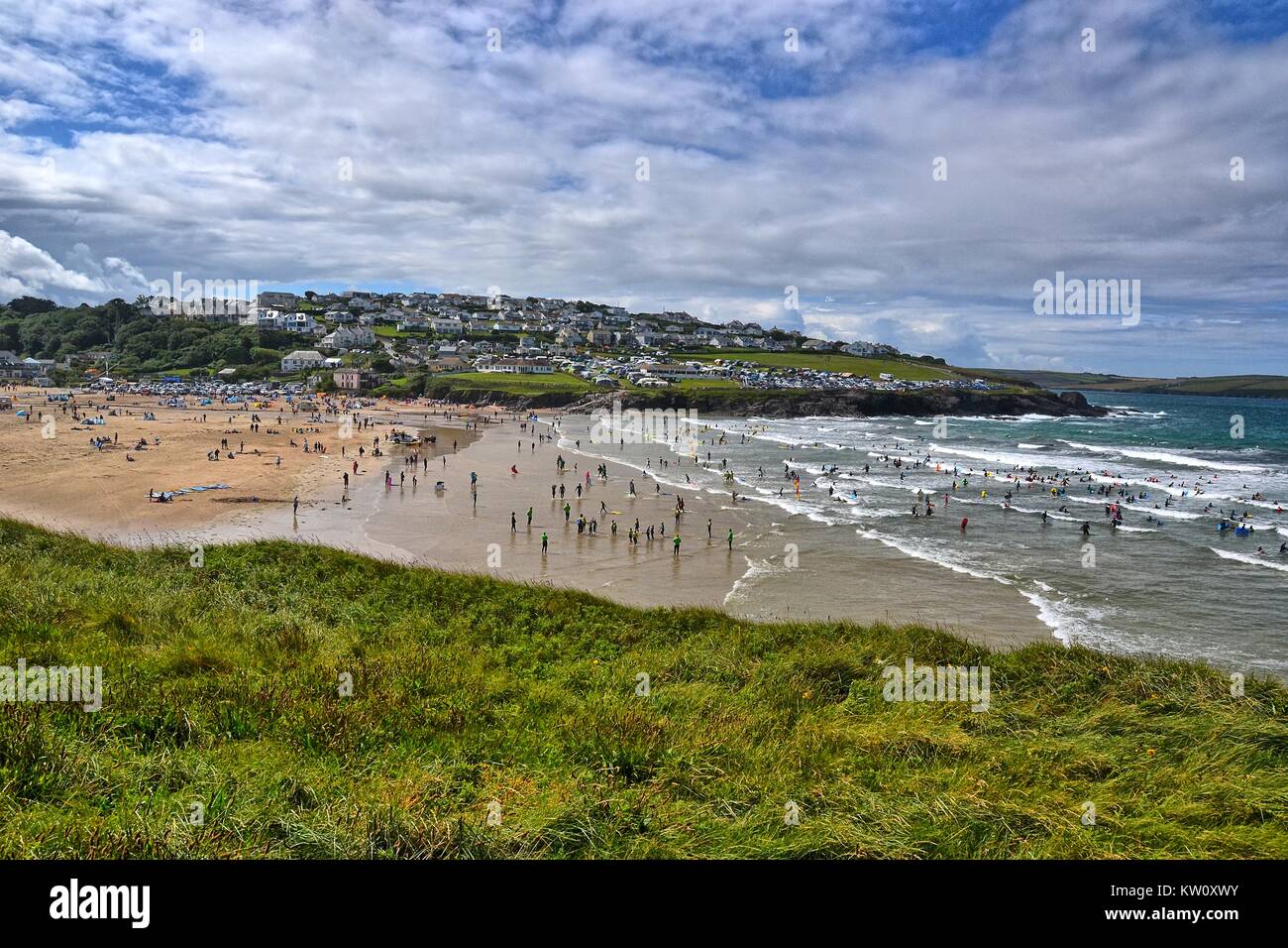 Lezione di Surf a New Polzeath Beach, Cornwall, Inghilterra, Regno Unito, Bodyboarding, estate. Foto Stock