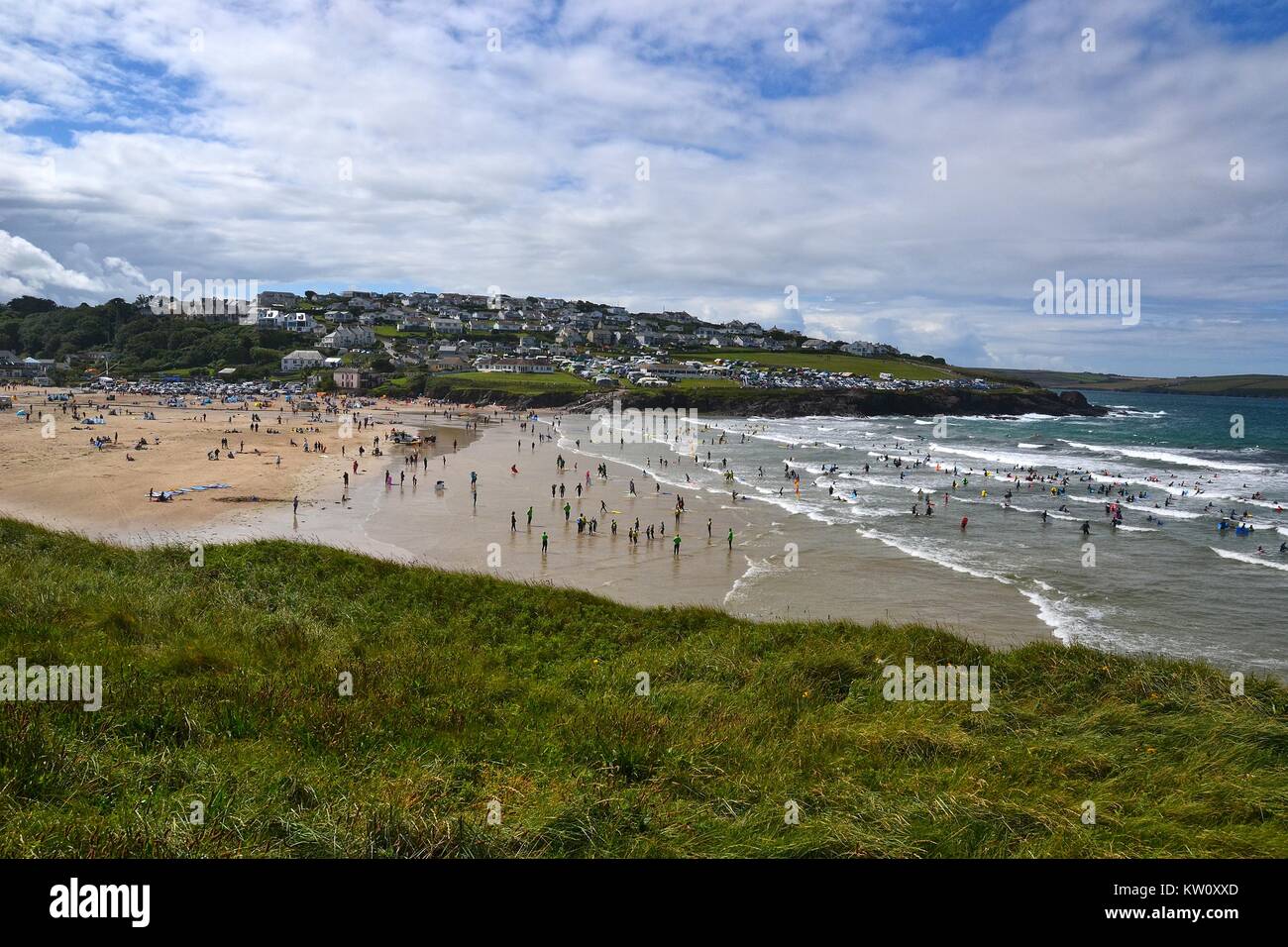 Lezione di Surf a New Polzeath Beach, Cornwall, Inghilterra, Regno Unito, Bodyboarding, estate. Foto Stock