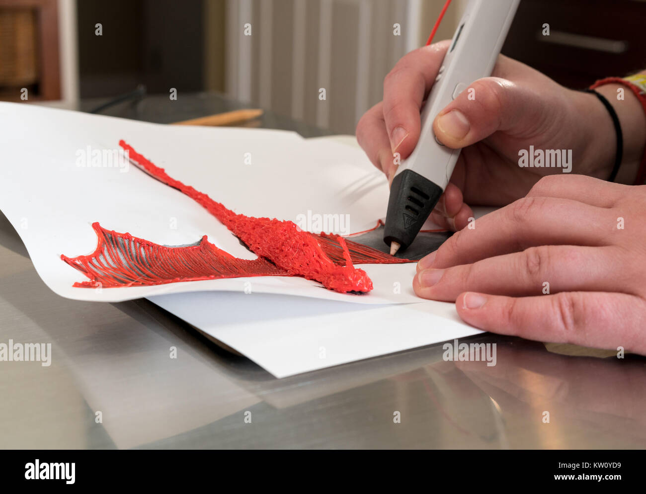 Stampa 3-D pen creando una forma di drago Foto Stock