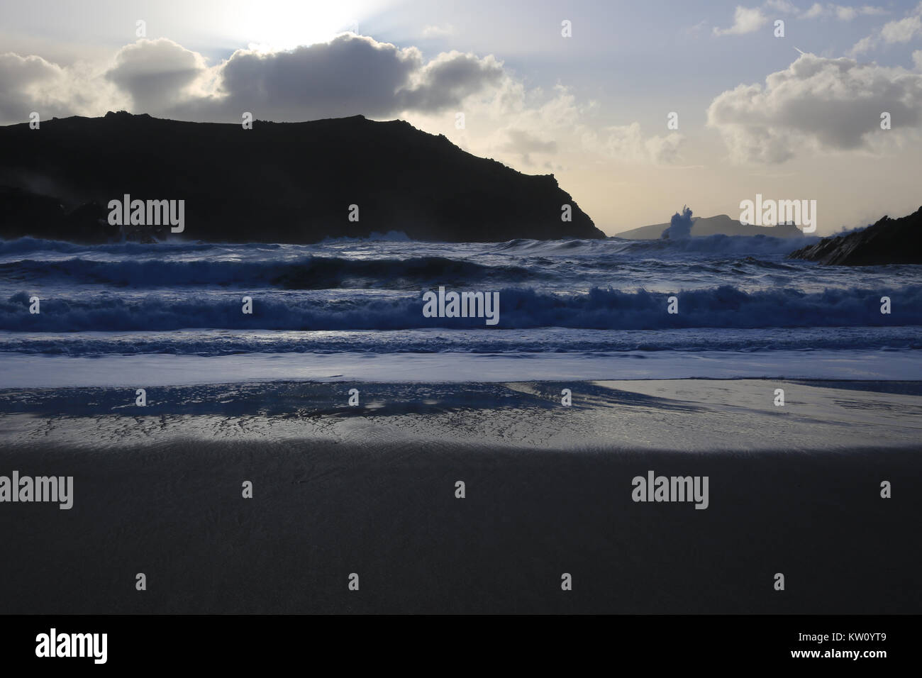 Increspato le onde a una spiaggia in Irlanda Foto Stock