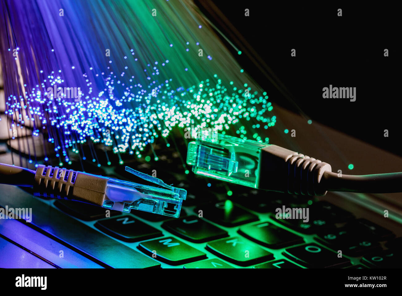 Cavo di rete closeup con fibra ottica di sfondo, il colore in fibra ottica con sfondo notebookk, fibra ottica luci di sfondo astratto Foto Stock