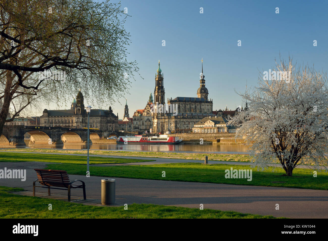 A Dresda, città nuova abitante-re della riva e la Città Vecchia, neustädter Königsufer und Altstadt Foto Stock