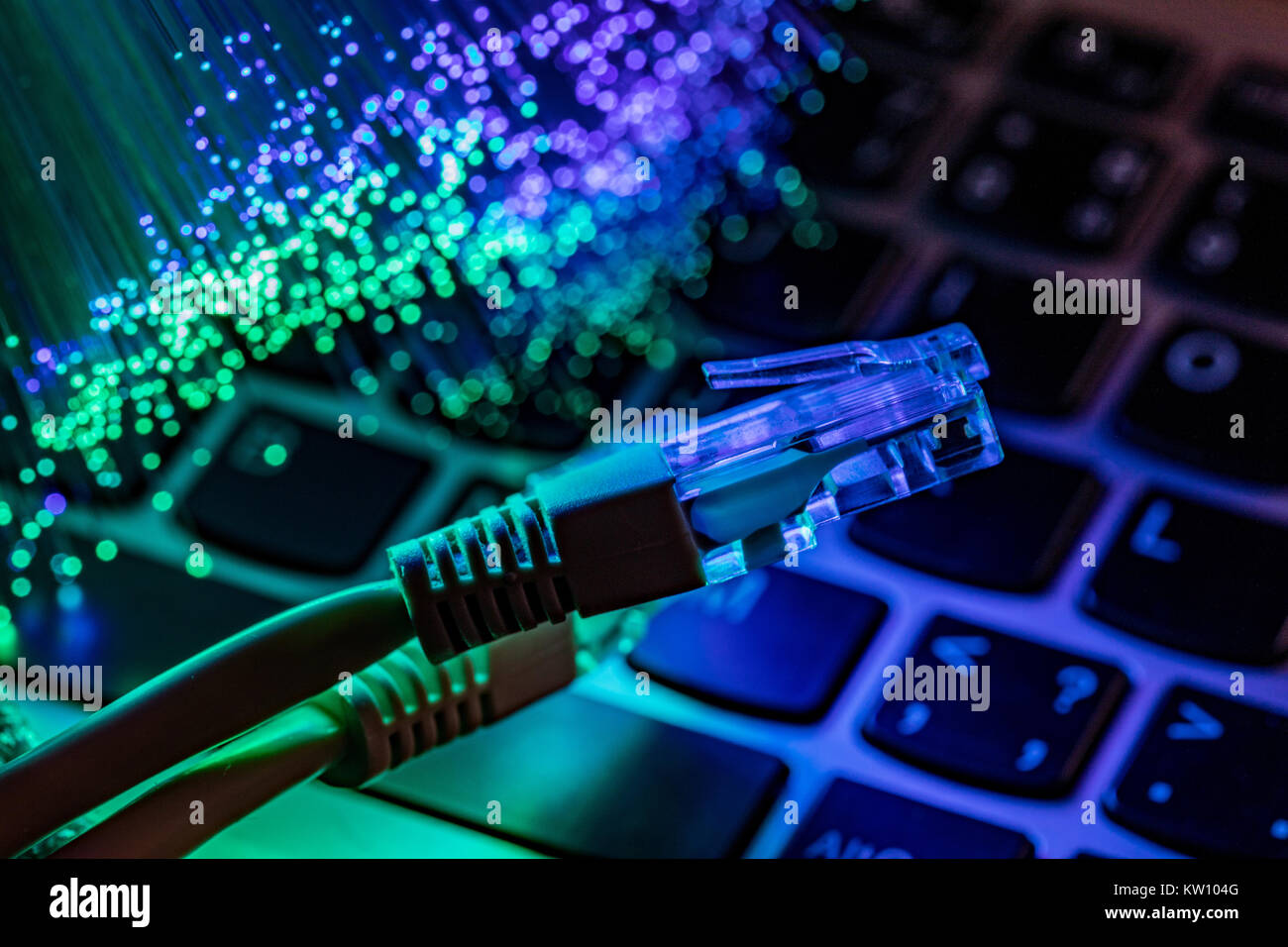 Cavo di rete closeup con fibra ottica di sfondo, il colore in fibra ottica con sfondo notebookk, fibra ottica luci di sfondo astratto Foto Stock