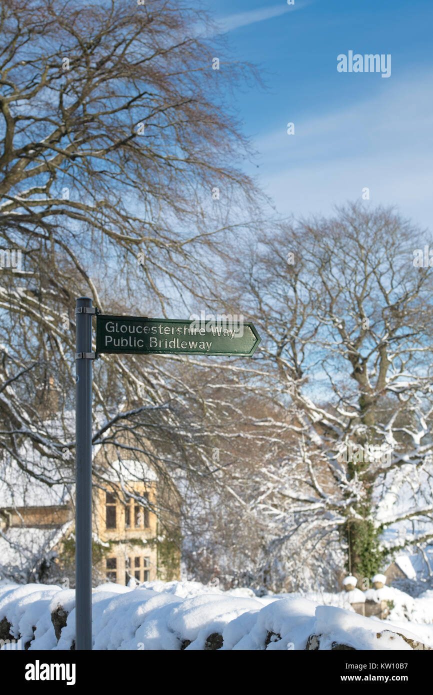 Gloucestershire modo bridleway pubblico segno nella neve. Notgrove, Cotswolds, Gloucestershire, Inghilterra Foto Stock