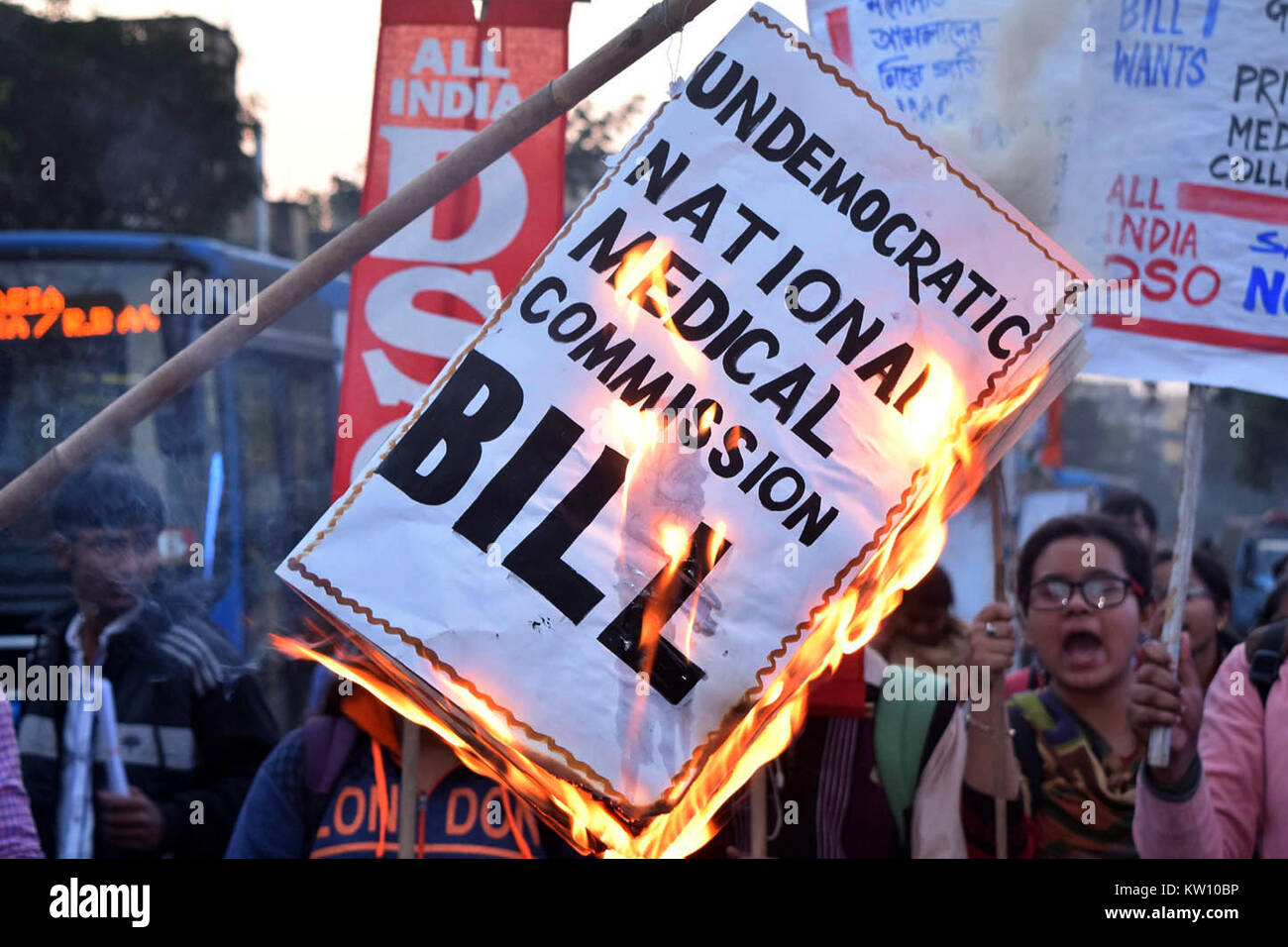 Tutti India democratica Organizzazione dello studente (AIDSO) attivisti prendere parte a una manifestazione di protesta contro la nazionale Commissione medica di Bill. (Foto di Saikat Paolo / Pacific Stampa) Foto Stock