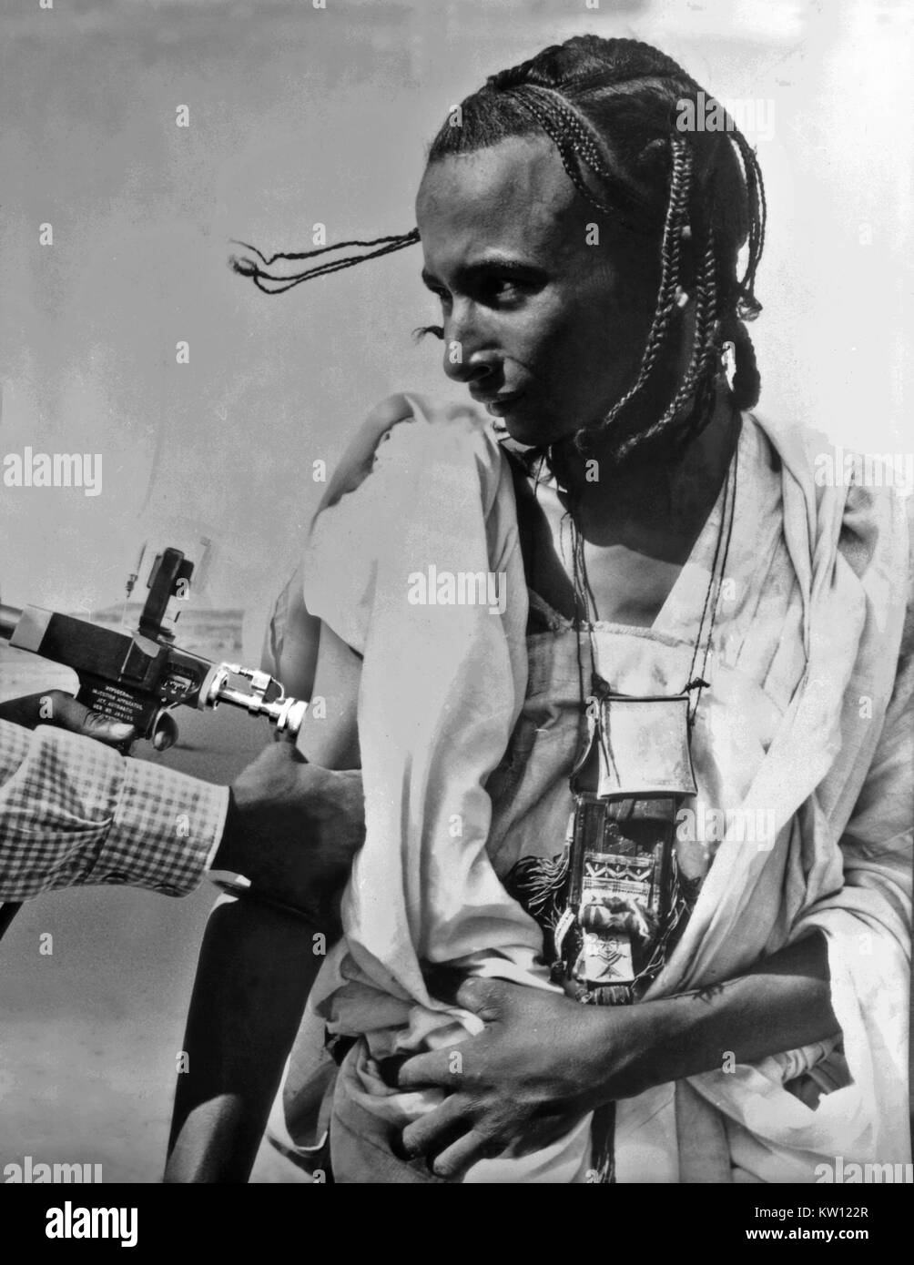 Fotografia fatta durante l eradicazione del vaiolo e morbillo programma di controllo in Niger, Africa Occidentale, febbraio 1969. Nel 1979, l Organizzazione Mondiale della Sanità (OMS) ha dichiarato il global eradicazione del vaiolo, e raccomanda che tutti i paesi cessa la vaccinazione. Immagine cortesia CDC/Dott. J. D. Millar, 1969. Foto Stock