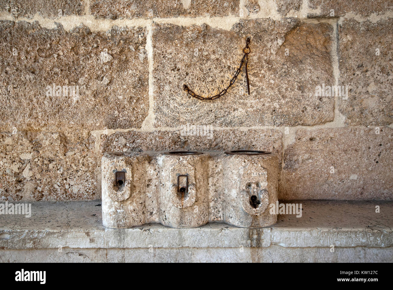 Contenitori di pietra noto come 'misure' nel vecchio mercato coperto di cereali, noto come il portico delle Misure, Norcia (prima del terremoto 2016), Umbria, Italia Foto Stock