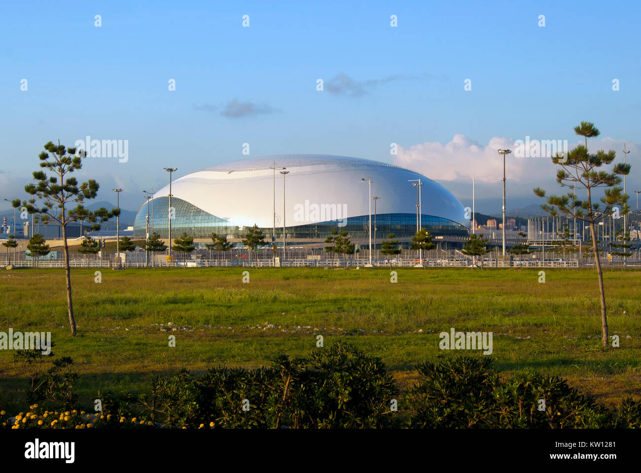 RUSSIA, SOCHY - 25 settembre 2017: il Bolshoy Cupola di Ghiaccio - è un multi-purpose 12.000-sede indoor arena si trova nel Parco Olimpico di hockey su host com Foto Stock