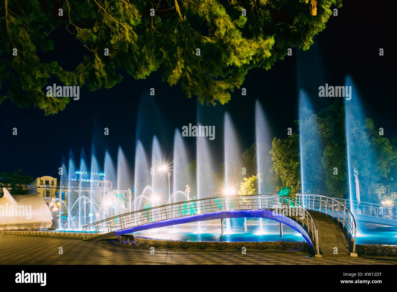 Batumi, Adjara, Georgia. Canto e fontane danzanti è punto di riferimento locale al Boulevard fontane. Illuminazione notturna. Foto Stock
