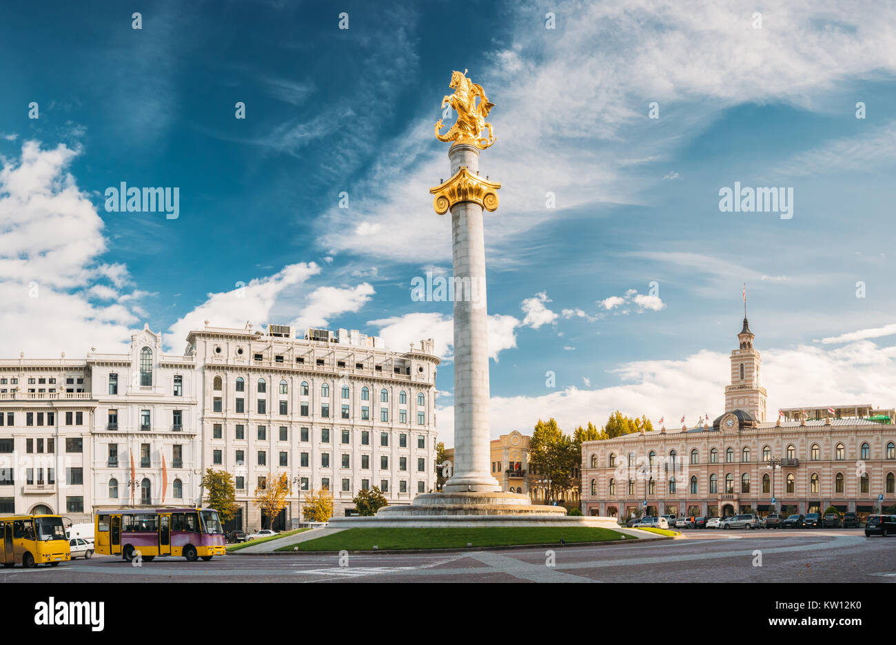 Tbilisi, Georgia. Liberty monumento raffigurante San Giorgio che uccide il drago e Tbilisi City Hall in Piazza della Libertà nel centro citta'. Famoso punto di riferimento Foto Stock