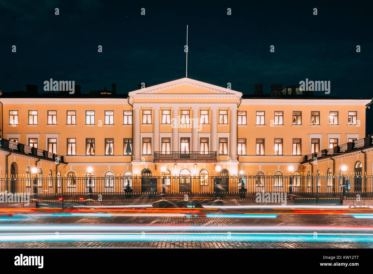 Helsinki, Finlandia. Palazzo presidenziale in sera luminarie. Ufficio del Presidente e gli appartamenti privati per funzioni ufficiali e ricevimenti. Foto Stock