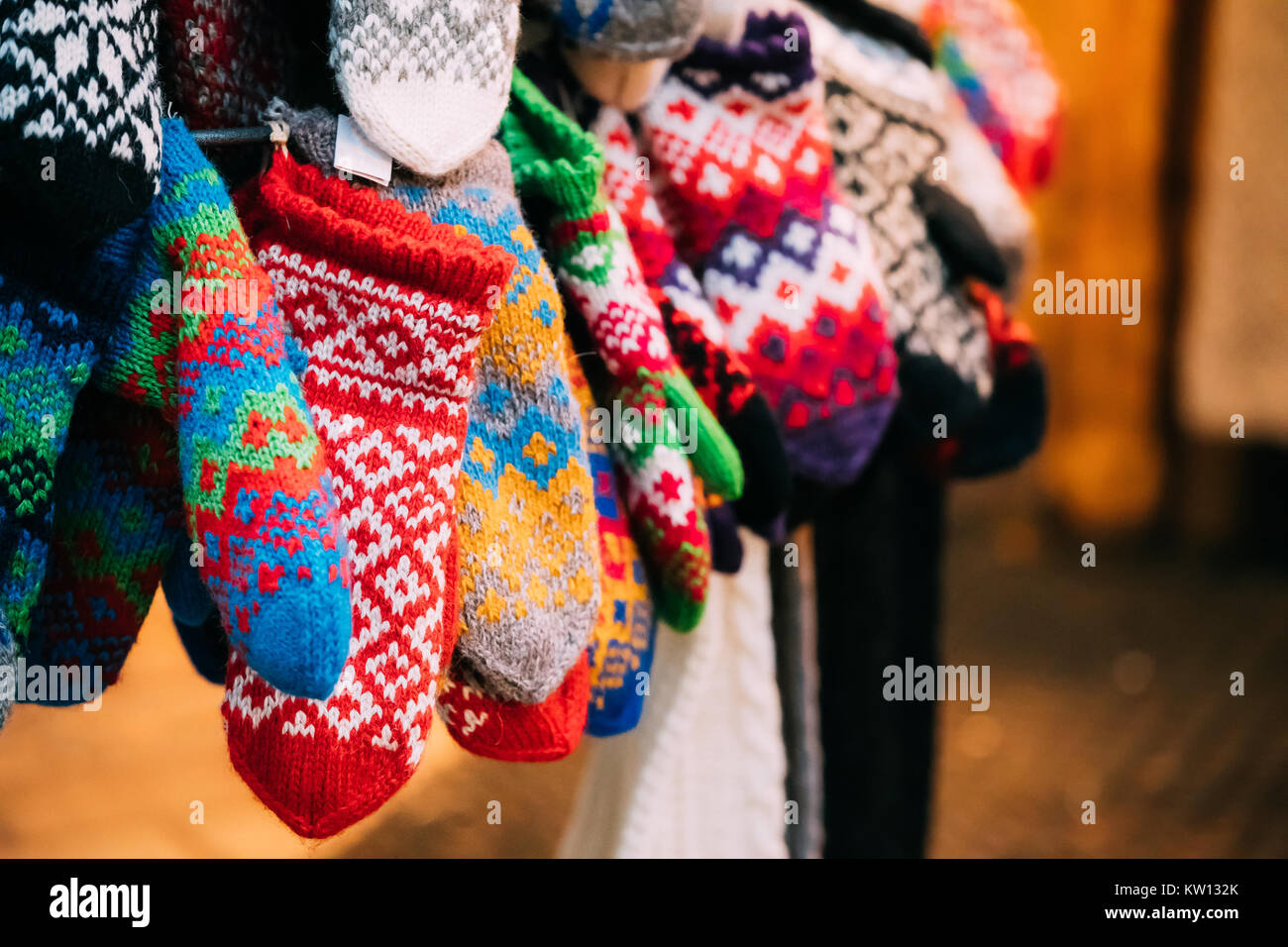 Varie colorato lavorate a maglia tradizionale europea vestiti caldi - guanti in inverno Mercatino di Natale. Natale Inverno Souvenir di Europa Foto Stock