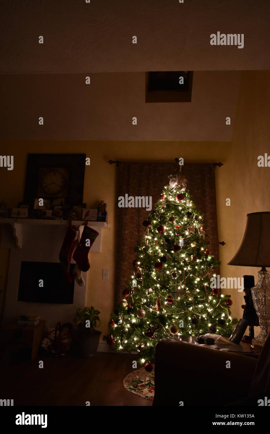 Albero di Natale in scena con la calza appesa sul manto Foto Stock