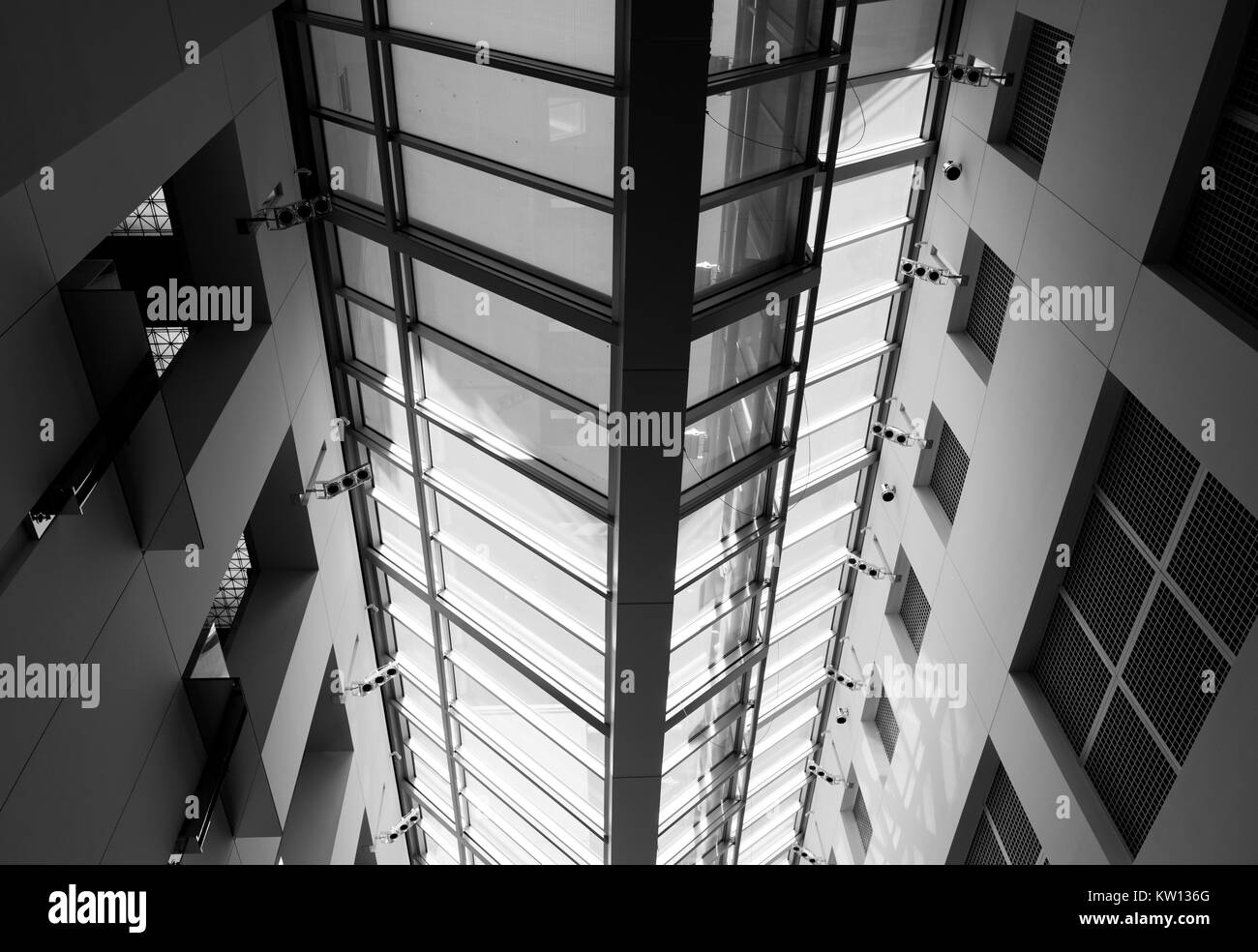 Presso il Museo di Arte Asiatica di San Francisco, overhead lucernari in vetro offrono illuminazione naturale per il museo della lobby principale, San Francisco, California, 2016. Foto Stock