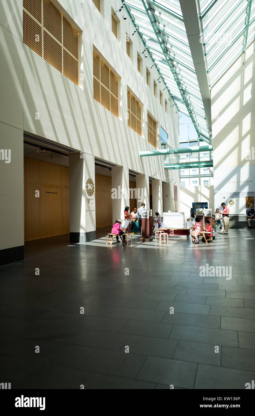 I visitatori a piedi attraverso il soleggiato nei corridoi del Museo di Arte Asiatica di San Francisco, California, 2016. Foto Stock