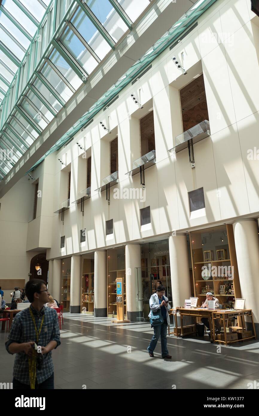 I visitatori a piedi attraverso il soleggiato nei corridoi del Museo di Arte Asiatica di San Francisco, California, 2016. Foto Stock