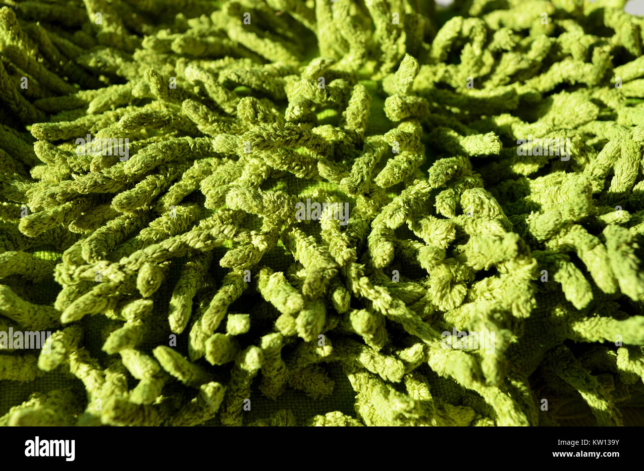 Close up di Bright Green fibre su un guanto di lavaggio Foto Stock