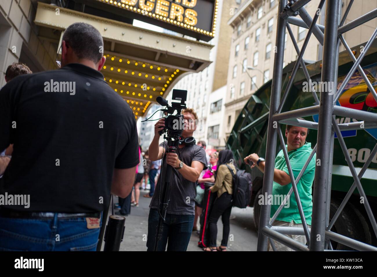 Prima di una performance del musical di Broadway Hamilton due giorni prima del creatore Lin Manuel Miranda la partenza dalla mostra, il cameraman per una televisione news equipaggio prende le riprese della folla, New York New York, 7 luglio 2016. Foto Stock
