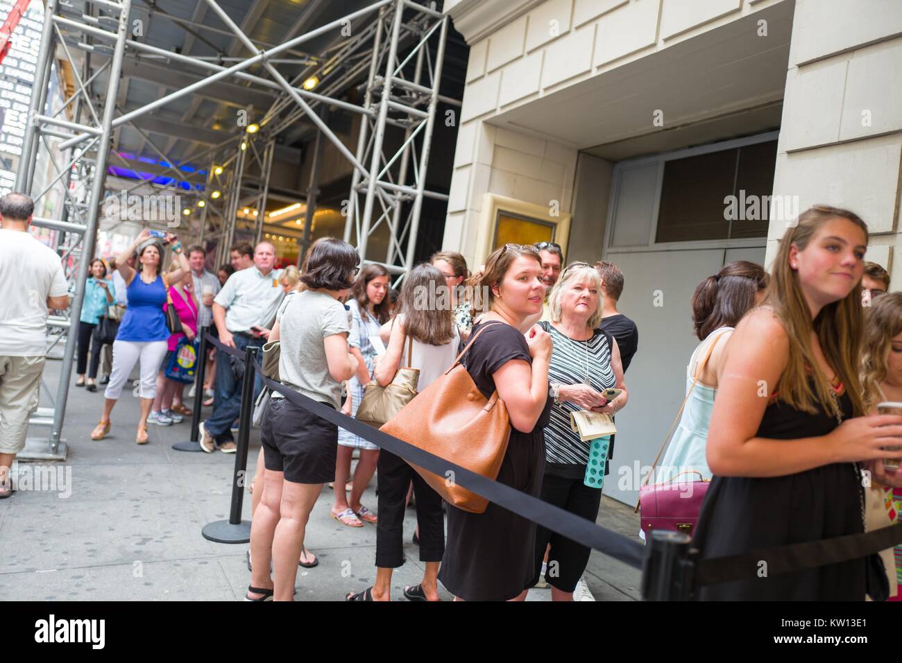 Prima di una performance del musical di Broadway Hamilton due giorni prima del creatore Lin Manuel Miranda la partenza dalla mostra, ventole line up e attendere per inserire il Richard Rodgers Theatre di New York City e New York, 7 luglio 2016. Foto Stock