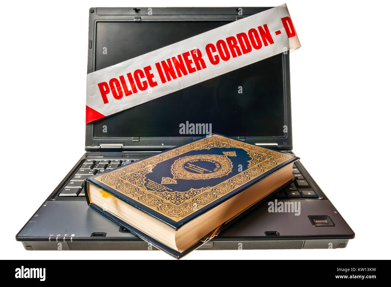 Computer portatile con la polizia cordone interno della scena del crimine su nastro e una copia del Corano Foto Stock