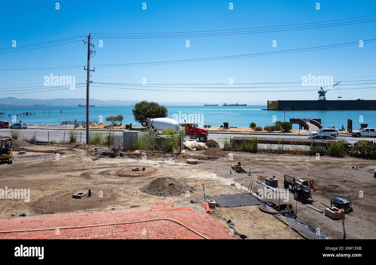 Una betoniera carrello aziona passato un cantiere vicino alla Baia di San Francisco nella missione di zona della Baia di San Francisco, California, Giugno 2016. Foto Stock