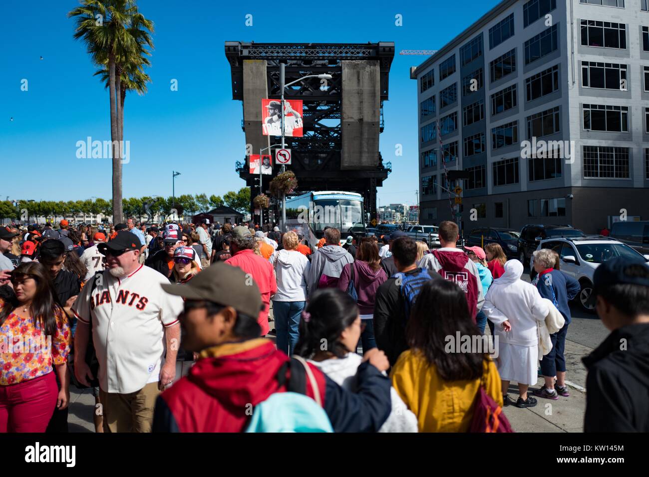 Al di fuori di ATT Park Baseball Stadium nel bacino di Cina quartiere di San Francisco, California, gli appassionati di San Francisco Giants squadra di baseball raccogliere dopo una partita, San Francisco, California, 2016. Foto Stock
