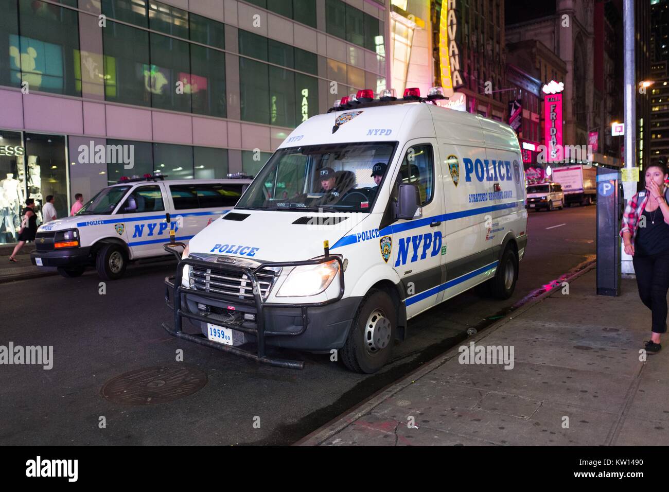Durante un nero vive questione protestare in New York Times Square a seguito della morte di ripresa di Alton Sterling e Philando Castiglia, due New York Police Department (NYPD) Ufficiali di attendere in un veicolo di polizia sulla 46th street, 2016. Foto Stock
