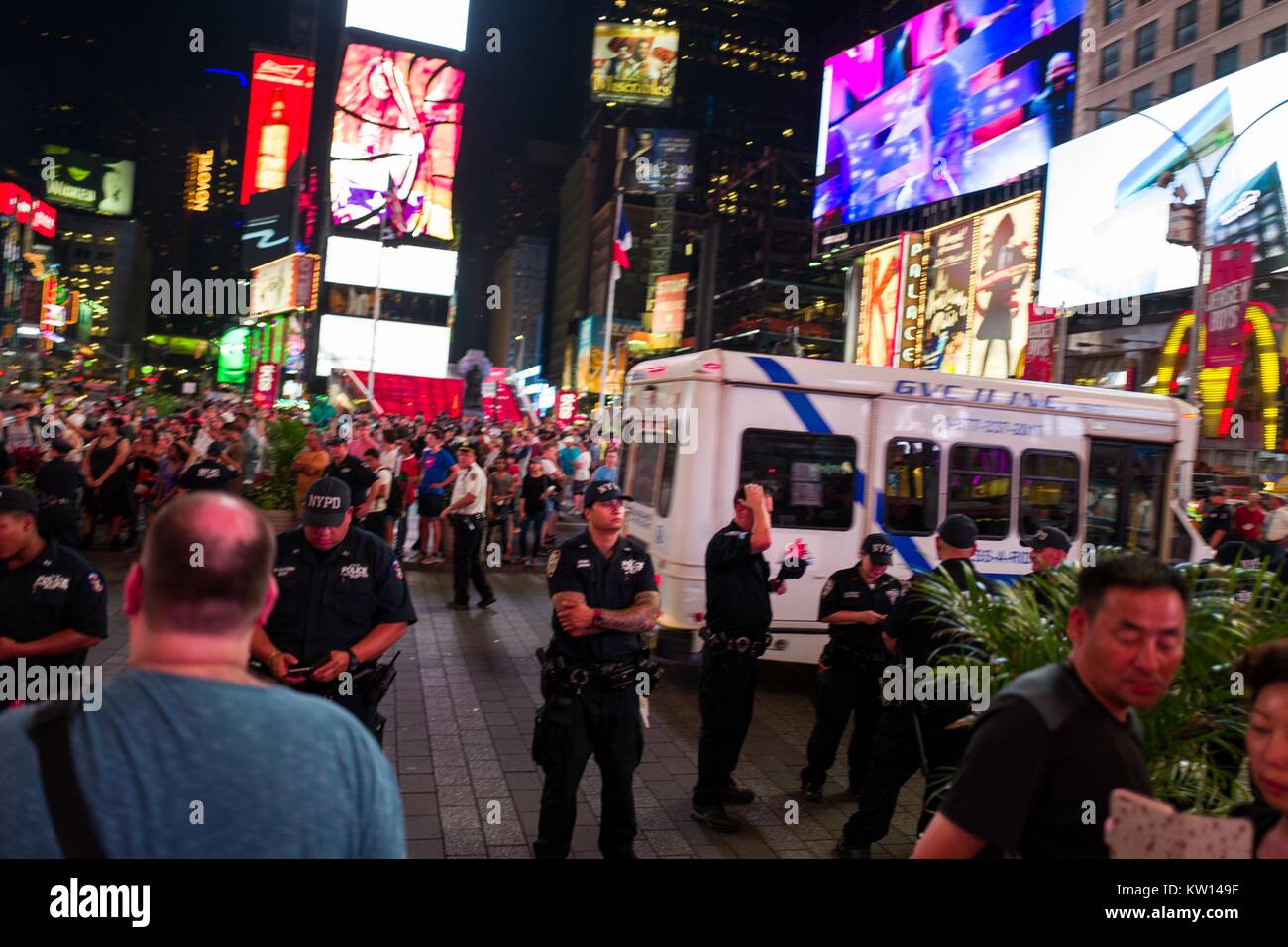 Durante un nero vive questione protestare in New York Times Square a seguito della morte di ripresa di Alton Sterling e Philando Castiglia, attivisti di bloccare il traffico e quadrato fuori contro una linea di New York Police Department (NYPD) polizia come turisti a guardare, 2016. Foto Stock