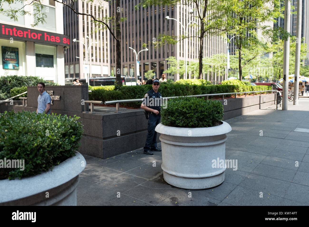 Un contro-terrorismo funzionario di polizia di New York Department (NYPD) stand vigile vicino alla sede centrale di Manhattan di JP Morgan Chase Manhattan, New York New York, luglio 2016. Foto Stock