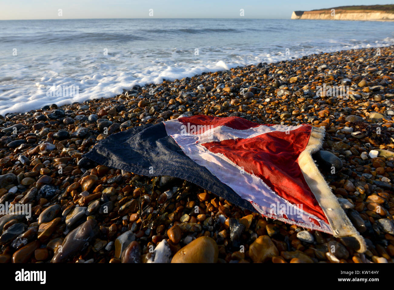 Bandiera della nave lavato su di una spiaggia Foto Stock