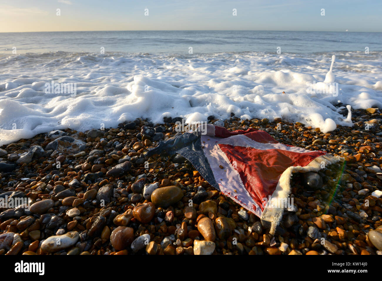 Bandiera della nave lavato su di una spiaggia Foto Stock